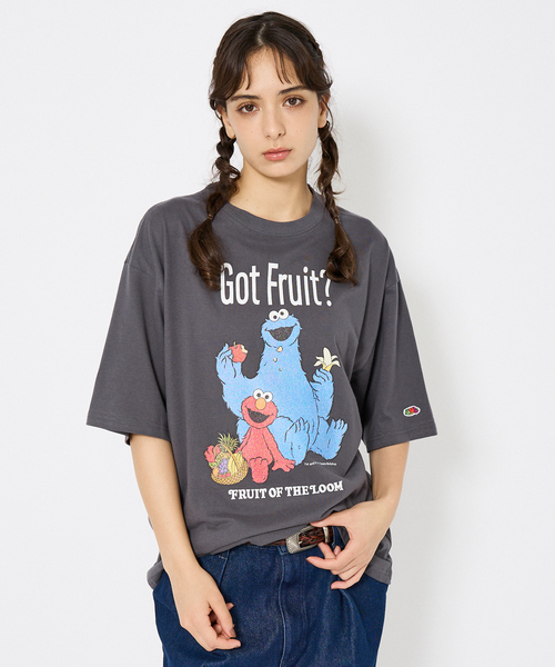 FRUIT OF THE LOOM(フルーツオブザルーム)の「【FRUIT OF THE LOOM/フルーツ オブ ザ ルーム】SESAME STREET meets FOTL Illust T-Shirt/セサミストリートコラボTシャツ(Tシャツ/カットソー・メンズ・パープル系その他2/ベージュ系その他2/ベージュ系その他/ブラック/ホワイト系その他/パープル系その他/ブルー系その他/ホワイト・M/S/L)」の4枚目の写真