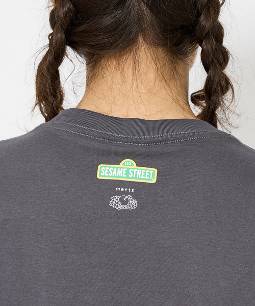FRUIT OF THE LOOM(フルーツオブザルーム)の「【FRUIT OF THE LOOM/フルーツ オブ ザ ルーム】SESAME STREET meets FOTL Illust T-Shirt/セサミストリートコラボTシャツ(Tシャツ/カットソー・メンズ・パープル系その他2/ベージュ系その他2/ベージュ系その他/ブラック/ホワイト系その他/パープル系その他/ブルー系その他/ホワイト・M/S/L)」の13枚目の写真