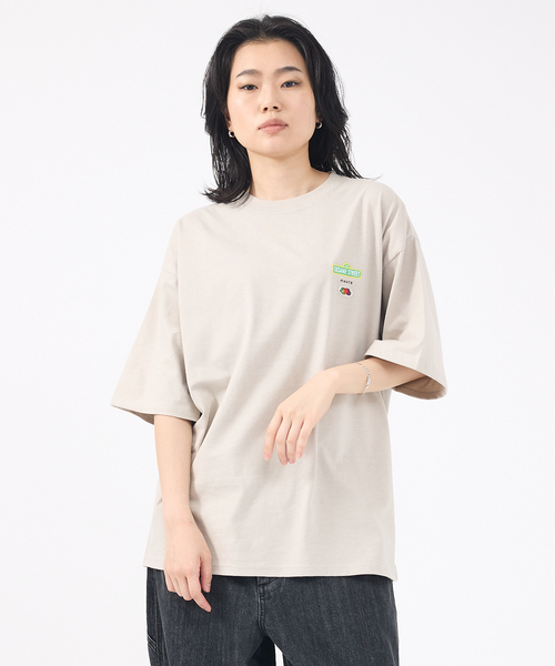 FRUIT OF THE LOOM(フルーツオブザルーム)の「【FRUIT OF THE LOOM/フルーツ オブ ザ ルーム】SESAME STREET meets FOTL Illust T-Shirt/セサミストリートコラボTシャツ(Tシャツ/カットソー・メンズ・パープル系その他2/ベージュ系その他2/ベージュ系その他/ブラック/ホワイト系その他/パープル系その他/ブルー系その他/ホワイト・M/S/L)」の17枚目の写真