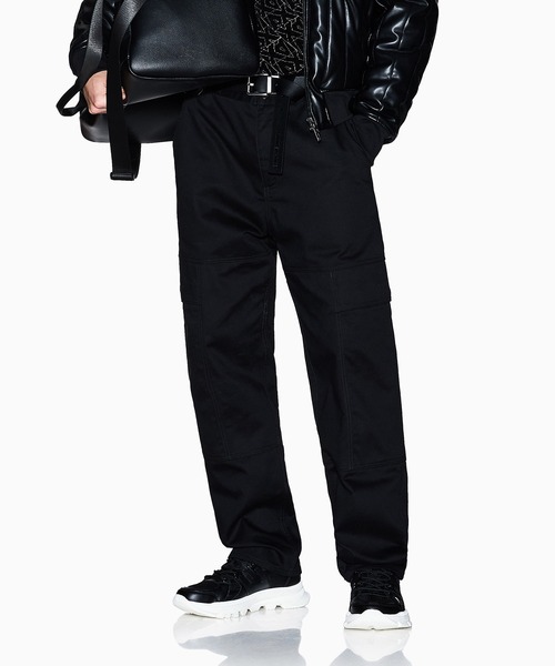 ARMANI EXCHANGE(アルマーニエクスチェンジ)の「【A|X アルマーニ エクスチェンジ】コットンツイル ワイドカーゴパンツ(EC限定カラー含)(カーゴパンツ・メンズ・チャコールグレー×ブラック/ブラック・28inch/29inch/30inch/31inch/32inch/33inch/34inch/36inch)」の2枚目の写真