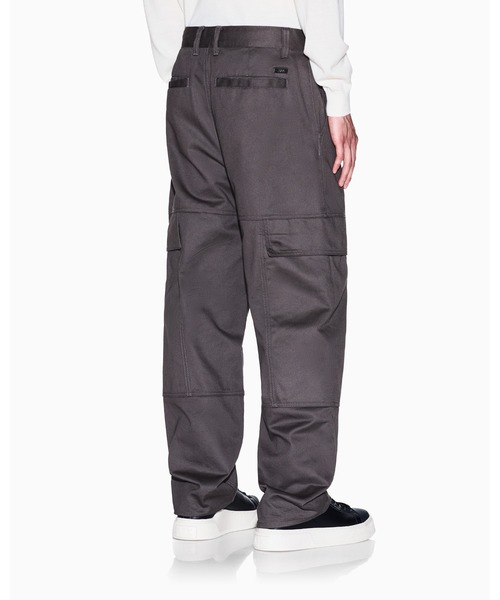 ARMANI EXCHANGE(アルマーニエクスチェンジ)の「【A|X アルマーニ エクスチェンジ】コットンツイル ワイドカーゴパンツ(EC限定カラー含)(カーゴパンツ・メンズ・チャコールグレー×ブラック/ブラック・28inch/29inch/30inch/31inch/32inch/33inch/34inch/36inch)」の6枚目の写真