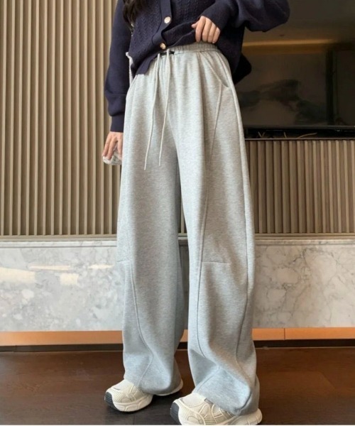 SHEPP(シープ)の「ウエストタグ スウェットカーブパンツ(スウェットパンツ・レディース・グレー/ブラック/オートミール・M/L)」の1枚目の写真