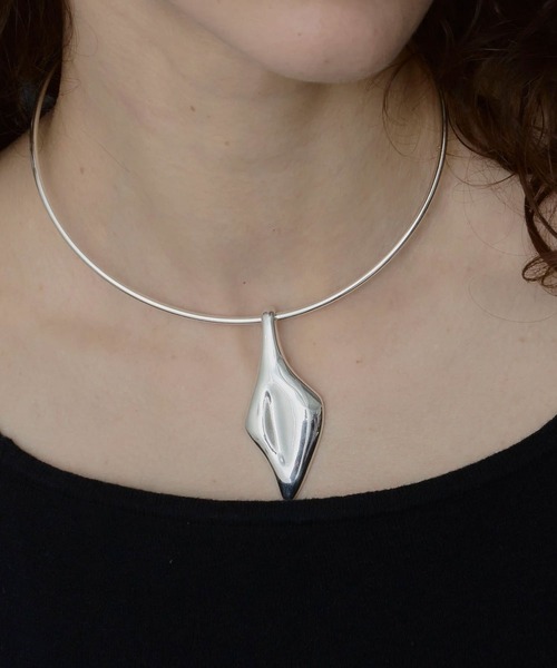 loni(ロニ)の「(loni)Leaf Plate Choker(チョーカー・レディース・シルバー/ゴールド・ONE SIZE)」の1枚目の写真