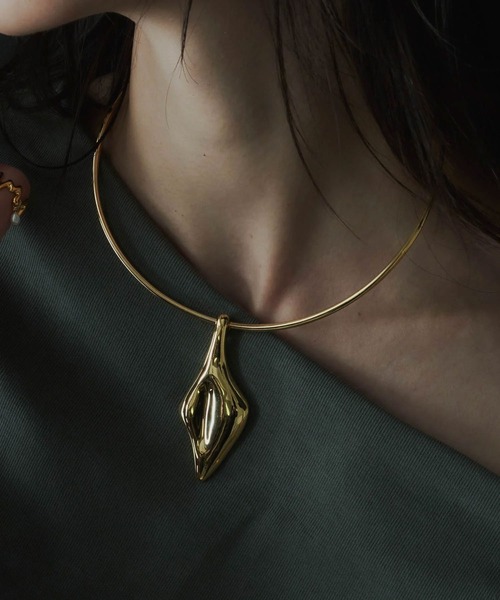 loni(ロニ)の「(loni)Leaf Plate Choker(チョーカー・レディース・シルバー/ゴールド・ONE SIZE)」の4枚目の写真