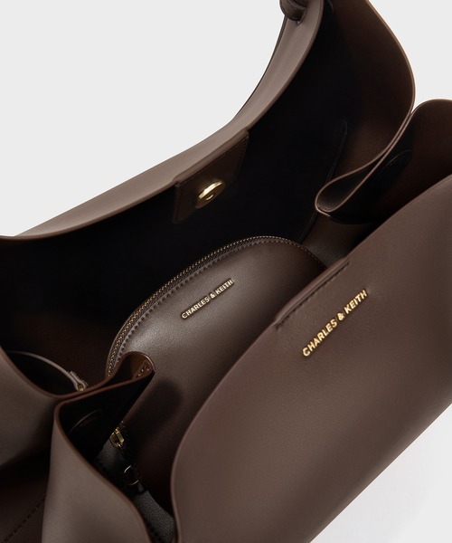 CHARLES & KEITH（チャールズ & キース）の「Calla カルラ ラージトートバッグ（トートバッグ・レディース・ブラウン系その他7/ワインレッド・XL）」の6枚目の写真