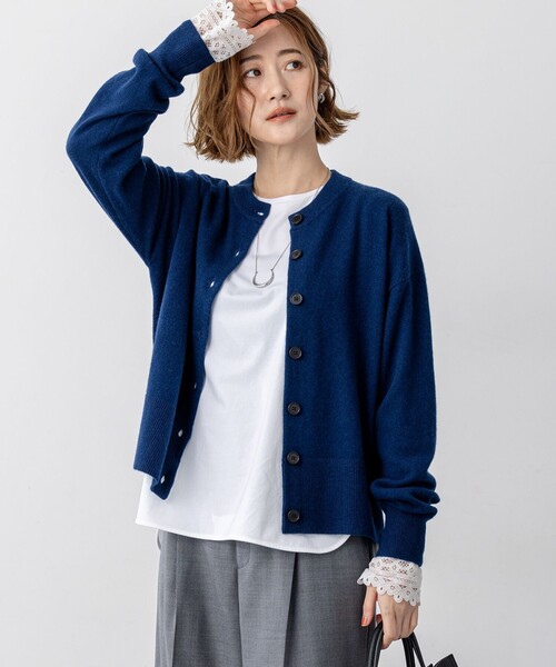 23区 S(ニジュウサンクチイサイサイズ)の「【見上愛さん着用/STORY掲載】ピュアカシミヤ クルーネック カーディガン(カーディガン/ボレロ・レディース・ベージュ系/ライトグレー系/黄土色系/イエロー系/ブルー系/オレンジ系/スカイブルー系・32)」の6枚目の写真