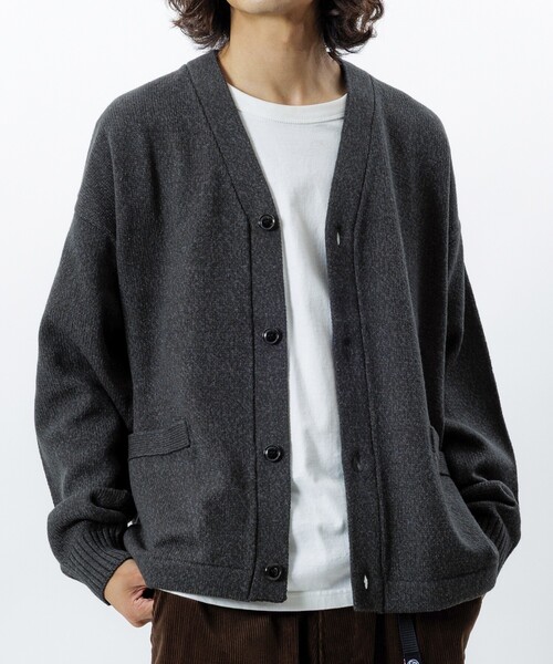 FREAK'S STORE（フリークスストア）の「限定展開 Relax Fit リラックスフィット イージーケア ウォッシャブル Vネックカーディガン（カーディガン/ボレロ・メンズ・ネイビー/ブラック/グレー/チャコールグレー/ブラウン・LARGE/MEDIUM/SMALL）」の2枚目の写真