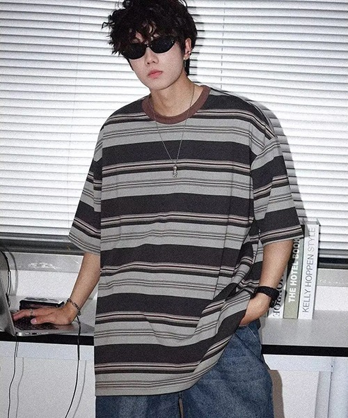 B.I.D.(ビーアイディー)の「《Bz》オーバーサイズボーダー半袖Tシャツ(Tシャツ/カットソー・メンズ・カーキ/グレー・FREE)」の3枚目の写真