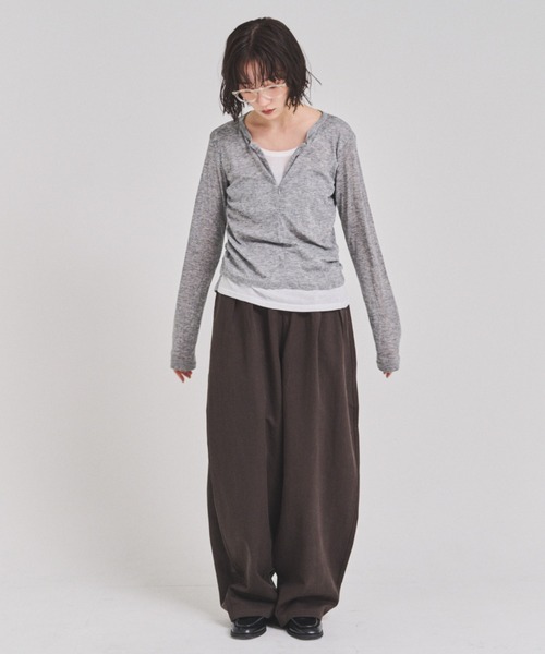 FMiBL(ファミル)の「タックチノワイドパンツ(チノパンツ・レディース・ホワイト/ブラウン/ブラック・FREE)」の16枚目の写真