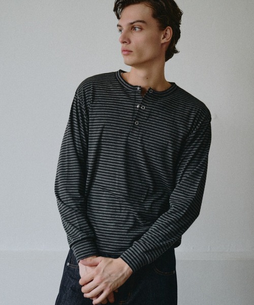 Adoon plain(アドーンプレーン)の「Snap Button Rib Henry Neck Long Sleeve T / スナップボタンアソートリブヘンリーネックロングスリーブT 【NEW COLOR】(Tシャツ/カットソー・メンズ・チャコールグレー/ブラック/ネイビー/ボルドー/ライトベージュ/ブラウン/ライトグリーン/グレー系その他2/バーガンディー/グレー系その他/アイボリー/ダークグレー/ブラック系その他・MEDIUM/LARGE/SMALL)」の4枚目の写真