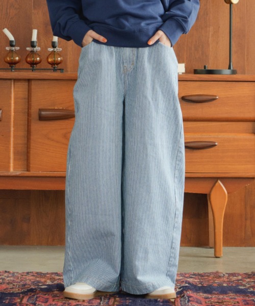 eLur(エラー)の「ワイドデニムパンツ(デニムパンツ・レディース・ブルー/ストライプ・1)」の2枚目の写真