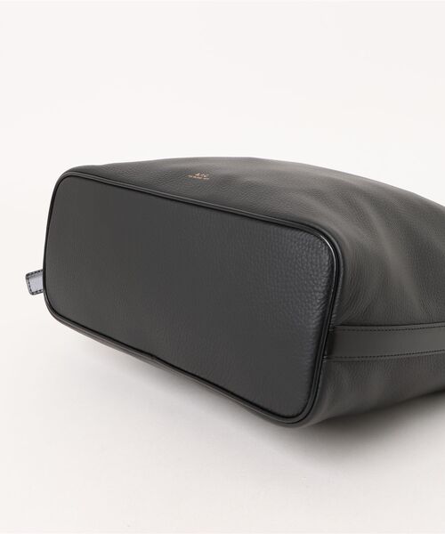 A.P.C.（アーペーセー）の「SAC VERA（ショルダーバッグ・レディース・ブラウン/ブラック・ONESIZE）」の3枚目の写真