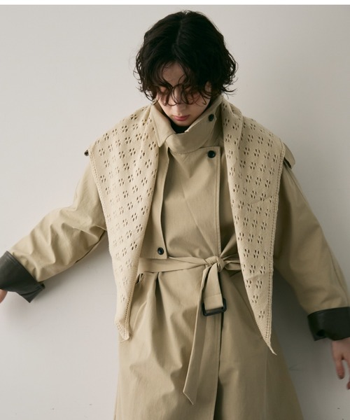 Trish（トリッシュ）の「アイレットトライアングルマフラー（ストール/ショール・レディース・アイボリー/ブラウン・FREE）」の8枚目の写真