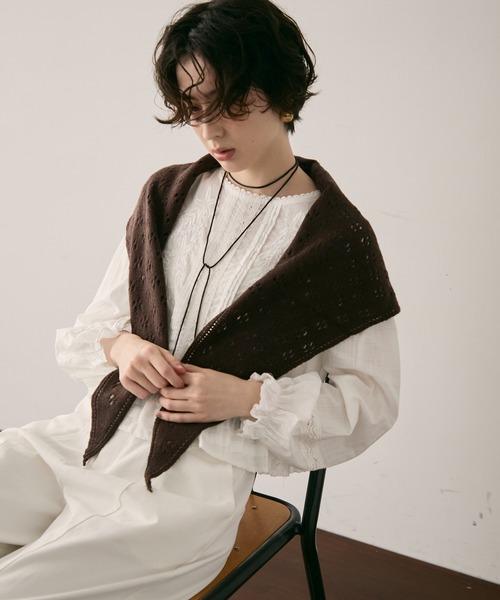 Trish（トリッシュ）の「アイレットトライアングルマフラー（ストール/ショール・レディース・アイボリー/ブラウン・FREE）」の18枚目の写真