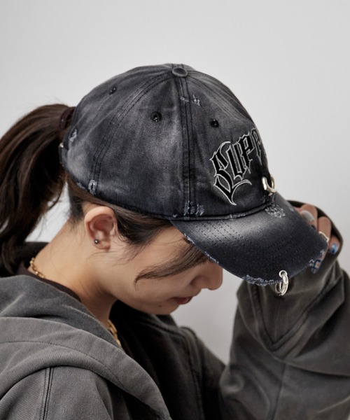 SUPPLIER（サプライヤー）の「SUPPLIER/サプライヤー Pierced Logo 6 Panel Cap ダメージ加工 ピアス付き 6Pキャップ（キャップ・メンズ・ブラック・FREE）」の18枚目の写真