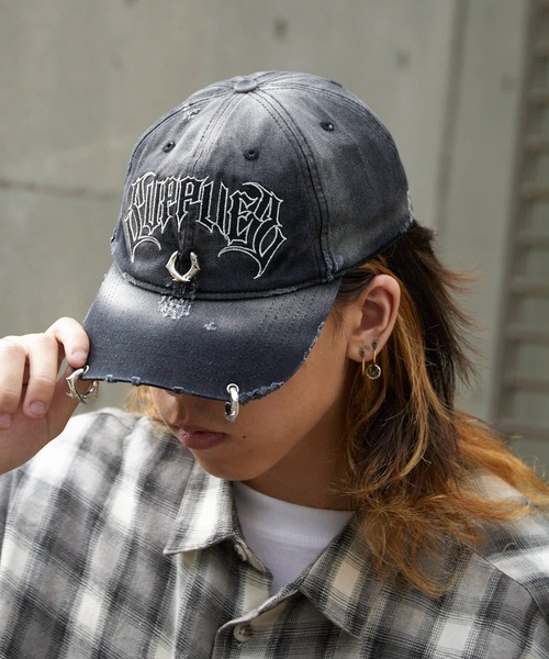 SUPPLIER（サプライヤー）の「SUPPLIER/サプライヤー Pierced Logo 6 Panel Cap ダメージ加工 ピアス付き 6Pキャップ（キャップ・メンズ・ブラック・FREE）」の2枚目の写真