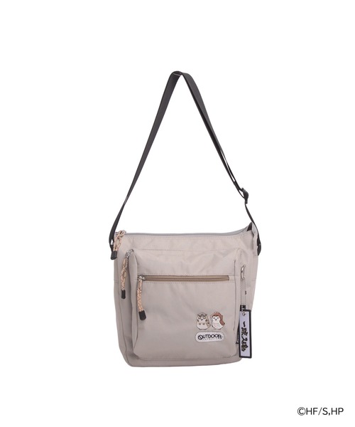 OUTDOOR PRODUCTS(アウトドアプロダクツ)の「ハイキュー!! 舟形ショルダーバッグ OUTDOOR PRODUCTS(ショルダーバッグ・レディース・ブラック/ベージュ/ネイビー/ブラック×レッド・FREE)」の1枚目の写真