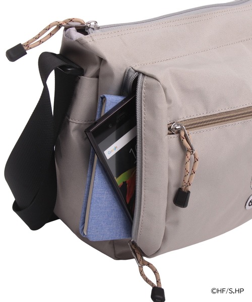 OUTDOOR PRODUCTS(アウトドアプロダクツ)の「ハイキュー!! 舟形ショルダーバッグ OUTDOOR PRODUCTS(ショルダーバッグ・レディース・ブラック/ベージュ/ネイビー/ブラック×レッド・FREE)」の13枚目の写真