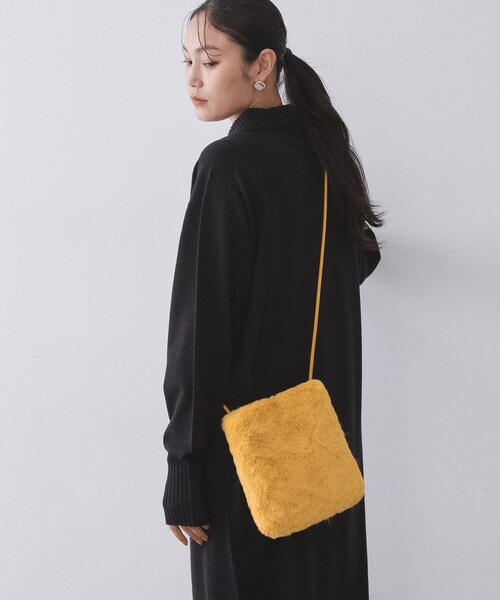 OPAQUE.CLIP（オペークドットクリップ）の「【11色展開】フェイクファースクエアミニポシェット（ショルダーバッグ・レディース・オフホワイト/グレー/パープル系2/ブルー系その他7/ワイン系9/ブラック/イエロー系9/ピンク系その他/スモーキーグリーン系8/レンガ/ダークブラウン系・00）」の8枚目の写真