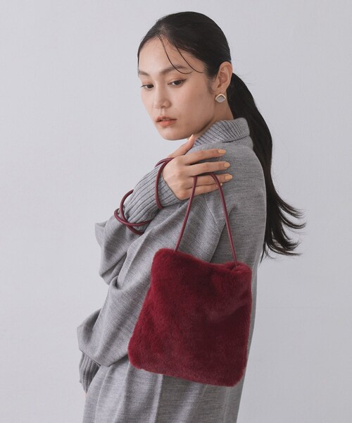 OPAQUE.CLIP（オペークドットクリップ）の「【11色展開】フェイクファースクエアミニポシェット（ショルダーバッグ・レディース・オフホワイト/グレー/パープル系2/ブルー系その他7/ワイン系9/ブラック/イエロー系9/ピンク系その他/スモーキーグリーン系8/レンガ/ダークブラウン系・00）」の11枚目の写真