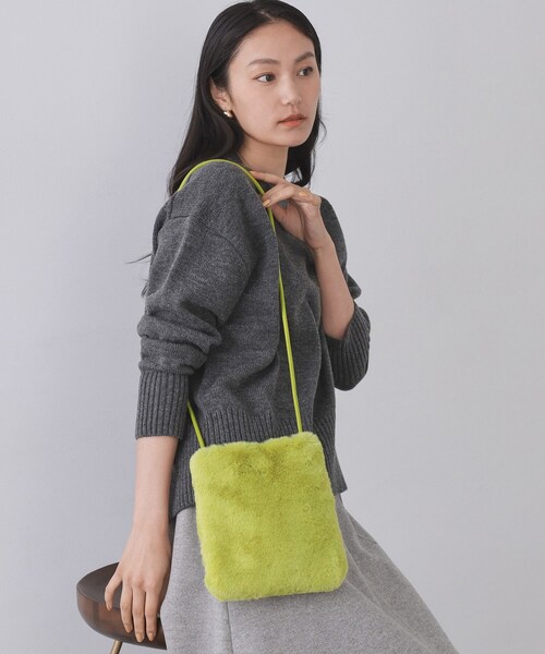 OPAQUE.CLIP（オペークドットクリップ）の「【11色展開】フェイクファースクエアミニポシェット（ショルダーバッグ・レディース・オフホワイト/グレー/パープル系2/ブルー系その他7/ワイン系9/ブラック/イエロー系9/ピンク系その他/スモーキーグリーン系8/レンガ/ダークブラウン系・00）」の5枚目の写真