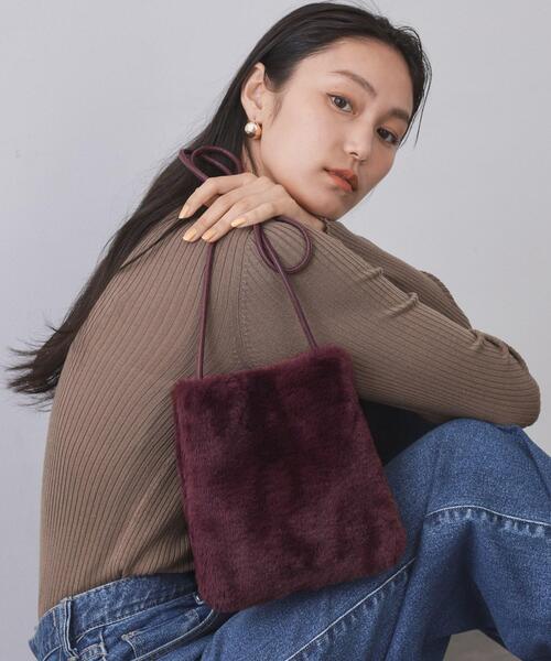 OPAQUE.CLIP（オペークドットクリップ）の「【11色展開】フェイクファースクエアミニポシェット（ショルダーバッグ・レディース・オフホワイト/グレー/パープル系2/ブルー系その他7/ワイン系9/ブラック/イエロー系9/ピンク系その他/スモーキーグリーン系8/レンガ/ダークブラウン系・00）」の9枚目の写真