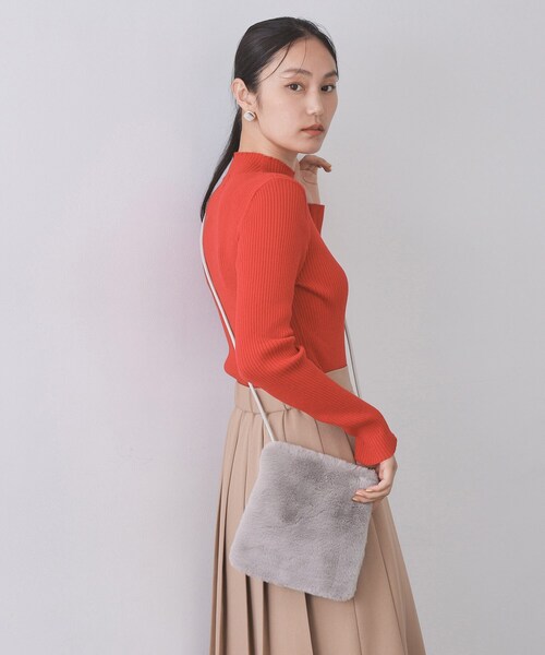 OPAQUE.CLIP（オペークドットクリップ）の「【11色展開】フェイクファースクエアミニポシェット（ショルダーバッグ・レディース・オフホワイト/グレー/パープル系2/ブルー系その他7/ワイン系9/ブラック/イエロー系9/ピンク系その他/スモーキーグリーン系8/レンガ/ダークブラウン系・00）」の3枚目の写真