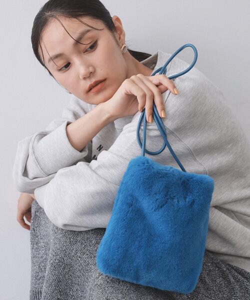 OPAQUE.CLIP（オペークドットクリップ）の「【11色展開】フェイクファースクエアミニポシェット（ショルダーバッグ・レディース・オフホワイト/グレー/パープル系2/ブルー系その他7/ワイン系9/ブラック/イエロー系9/ピンク系その他/スモーキーグリーン系8/レンガ/ダークブラウン系・00）」の6枚目の写真