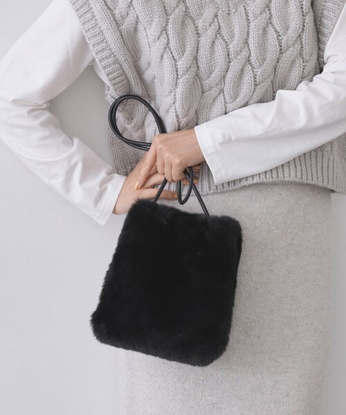 OPAQUE.CLIP（オペークドットクリップ）の「【11色展開】フェイクファースクエアミニポシェット（ショルダーバッグ・レディース・オフホワイト/グレー/パープル系2/ブルー系その他7/ワイン系9/ブラック/イエロー系9/ピンク系その他/スモーキーグリーン系8/レンガ/ダークブラウン系・00）」の2枚目の写真