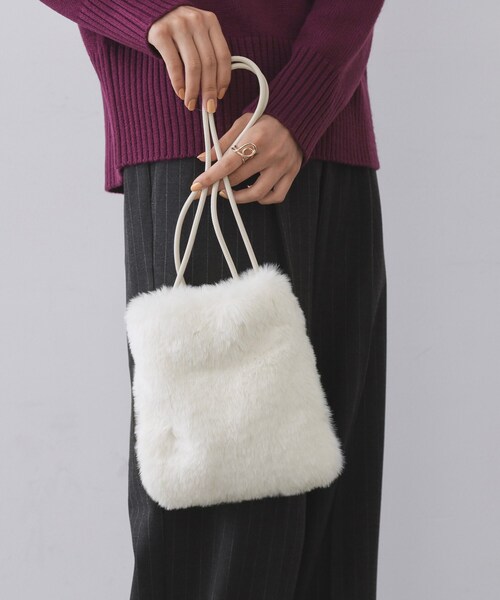 OPAQUE.CLIP（オペークドットクリップ）の「【11色展開】フェイクファースクエアミニポシェット（ショルダーバッグ・レディース・オフホワイト/グレー/パープル系2/ブルー系その他7/ワイン系9/ブラック/イエロー系9/ピンク系その他/スモーキーグリーン系8/レンガ/ダークブラウン系・00）」の13枚目の写真