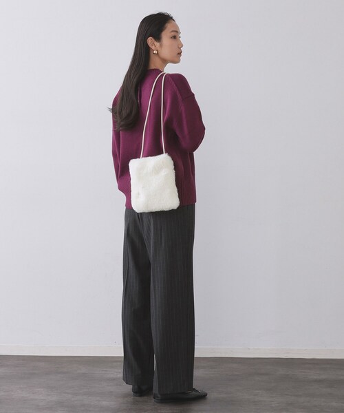 OPAQUE.CLIP（オペークドットクリップ）の「【11色展開】フェイクファースクエアミニポシェット（ショルダーバッグ・レディース・オフホワイト/グレー/パープル系2/ブルー系その他7/ワイン系9/ブラック/イエロー系9/ピンク系その他/スモーキーグリーン系8/レンガ/ダークブラウン系・00）」の12枚目の写真