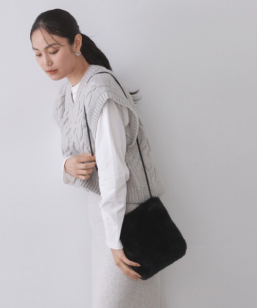 OPAQUE.CLIP（オペークドットクリップ）の「【11色展開】フェイクファースクエアミニポシェット（ショルダーバッグ・レディース・オフホワイト/グレー/パープル系2/ブルー系その他7/ワイン系9/ブラック/イエロー系9/ピンク系その他/スモーキーグリーン系8/レンガ/ダークブラウン系・00）」の17枚目の写真