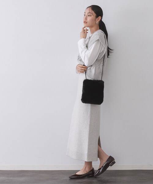 OPAQUE.CLIP（オペークドットクリップ）の「【11色展開】フェイクファースクエアミニポシェット（ショルダーバッグ・レディース・オフホワイト/グレー/パープル系2/ブルー系その他7/ワイン系9/ブラック/イエロー系9/ピンク系その他/スモーキーグリーン系8/レンガ/ダークブラウン系・00）」の16枚目の写真