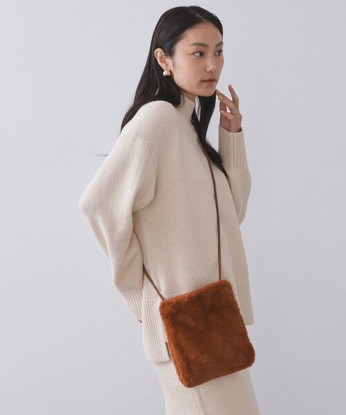 OPAQUE.CLIP（オペークドットクリップ）の「【11色展開】フェイクファースクエアミニポシェット（ショルダーバッグ・レディース・オフホワイト/グレー/パープル系2/ブルー系その他7/ワイン系9/ブラック/イエロー系9/ピンク系その他/スモーキーグリーン系8/レンガ/ダークブラウン系・00）」の18枚目の写真