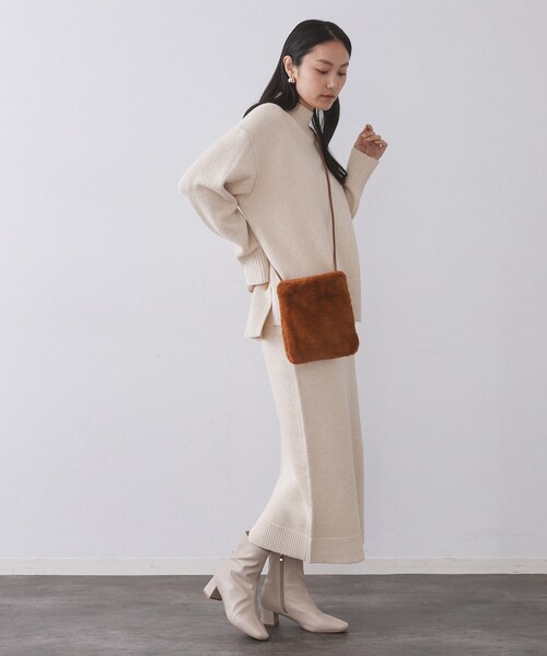 OPAQUE.CLIP（オペークドットクリップ）の「【11色展開】フェイクファースクエアミニポシェット（ショルダーバッグ・レディース・オフホワイト/グレー/パープル系2/ブルー系その他7/ワイン系9/ブラック/イエロー系9/ピンク系その他/スモーキーグリーン系8/レンガ/ダークブラウン系・00）」の22枚目の写真