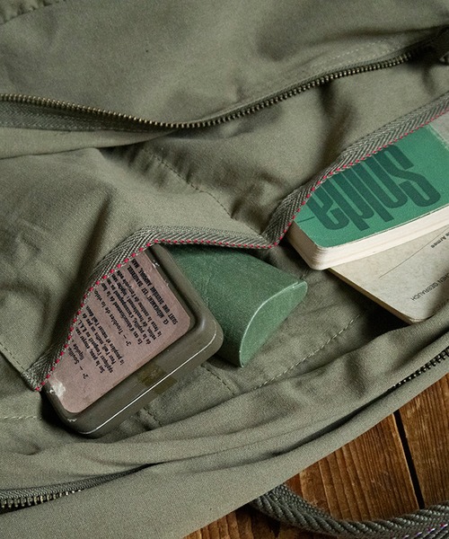 ８(eight)（エイト）の「フランスタイプパラシュートバッグ(ロゴあり)（ボストンバッグ・メンズ・カーキ/オリーブ・SMALL/LARGE）」の10枚目の写真