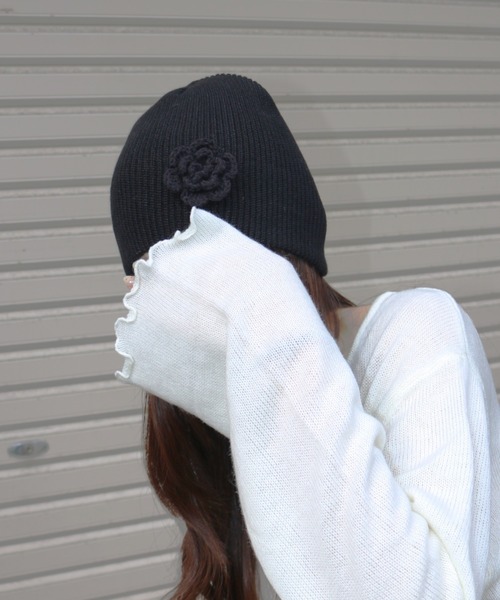 Vini（ヴィニ）の「フラワー モチーフ ニット ビーニー（ニットキャップ/ビーニー・レディース・ブラック/ホワイト・FREE）」の4枚目の写真