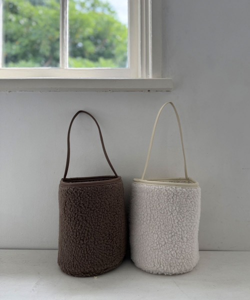 &. NOSTALGIA(アンドドットノスタルジア)の「ボアバケツバッグ(ハンドバッグ・レディース・キナリ/モカ・FREE)」の1枚目の写真