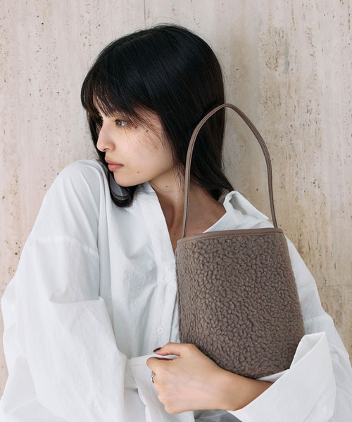 &. NOSTALGIA(アンドドットノスタルジア)の「ボアバケツバッグ(ハンドバッグ・レディース・キナリ/モカ・FREE)」の2枚目の写真