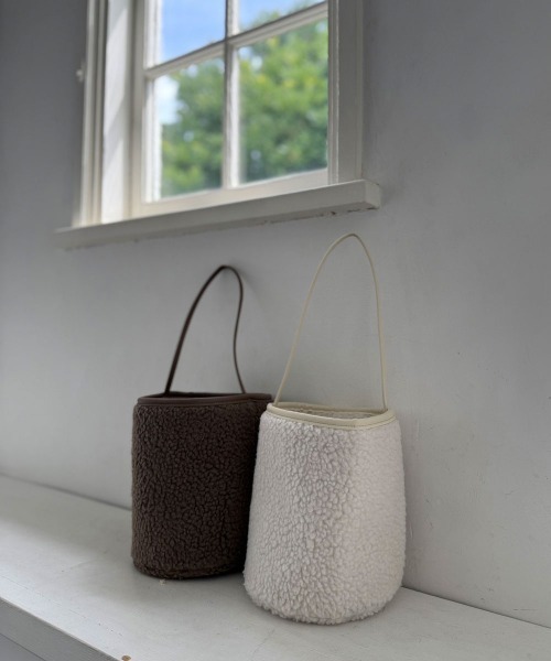 &. NOSTALGIA(アンドドットノスタルジア)の「ボアバケツバッグ(ハンドバッグ・レディース・キナリ/モカ・FREE)」の3枚目の写真