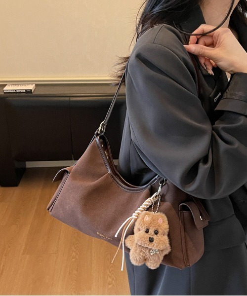 FREE STYLISTS(フリー スタイリスト)の「Y2K チャーム付きスエードコンビボストンバッグ(ショルダーバッグ・レディース・ブラック/ダークブラウン・FREE)」の2枚目の写真