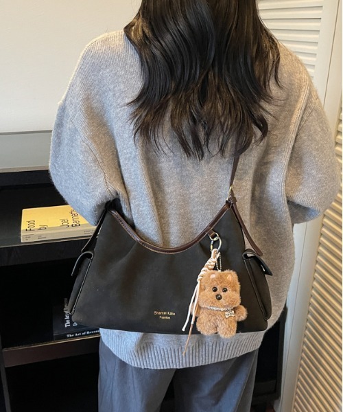 FREE STYLISTS(フリー スタイリスト)の「Y2K チャーム付きスエードコンビボストンバッグ(ショルダーバッグ・レディース・ブラック/ダークブラウン・FREE)」の1枚目の写真