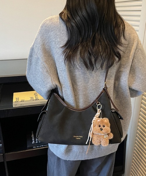FREE STYLISTS(フリー スタイリスト)の「Y2K チャーム付きスエードコンビボストンバッグ(ショルダーバッグ・レディース・ブラック/ダークブラウン・FREE)」の17枚目の写真
