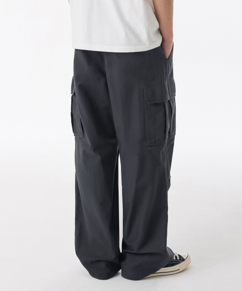 MUSINSA STANDARD（ムシンサスタンダード）の「ホワイトサテンパラシュートカーゴパンツ[ダークグレー]（その他パンツ・メンズ・その他・40/38/36/27/28/29/34/32/30/31/33/26）」の2枚目の写真