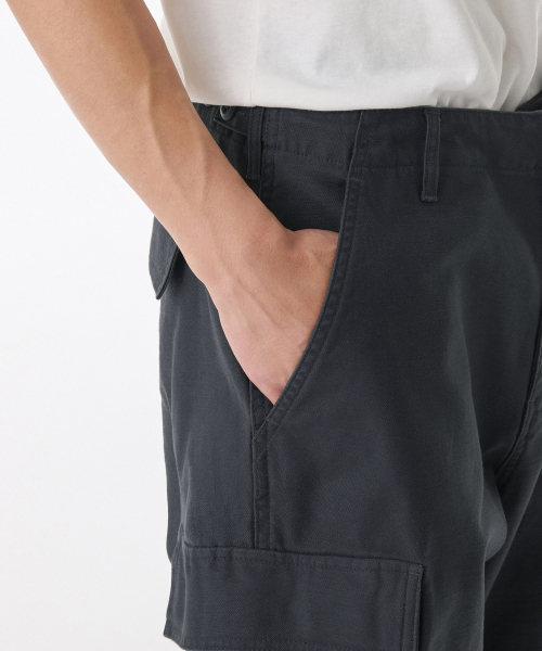 MUSINSA STANDARD（ムシンサスタンダード）の「ホワイトサテンパラシュートカーゴパンツ[ダークグレー]（その他パンツ・メンズ・その他・40/38/36/27/28/29/34/32/30/31/33/26）」の4枚目の写真