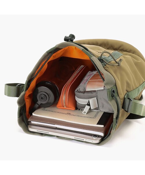 BRIEFING（ブリーフィング）の「DRAWSTRING SHOULDER（Lサイズ）（ショルダーバッグ・メンズ・カーキ/ブラック・FREE）」の12枚目の写真