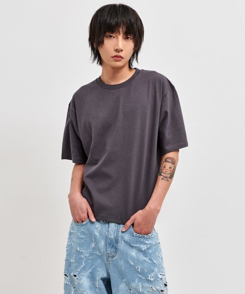 C WEAR BY THE GENIUS(シーウェアバイザジーニアス)の「メンズ クロップTシャツ チャコール(Tシャツ/カットソー・メンズ・その他・XX-LARGE/X-SMALL/SMALL/MEDIUM/LARGE/X-LARGE)」の1枚目の写真