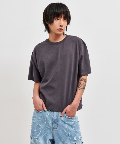 C WEAR BY THE GENIUS(シーウェアバイザジーニアス)の「メンズ クロップTシャツ チャコール(Tシャツ/カットソー・メンズ・その他・XX-LARGE/X-SMALL/SMALL/MEDIUM/LARGE/X-LARGE)」の2枚目の写真