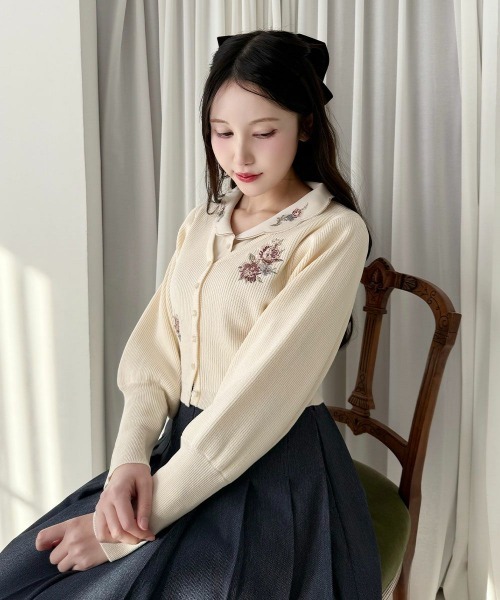 an another angelus（アンアナザーアンジェラス）の「アシメローズ刺繍リブニットカーディガン/fint フィント（カーディガン/ボレロ・レディース・オフホワイト/ブルーグレー・FREE）」の2枚目の写真