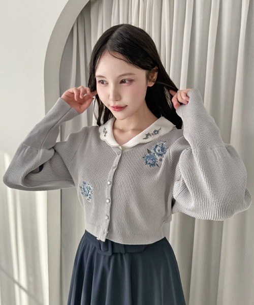 an another angelus（アンアナザーアンジェラス）の「アシメローズ刺繍リブニットカーディガン/fint フィント（カーディガン/ボレロ・レディース・オフホワイト/ブルーグレー・FREE）」の6枚目の写真